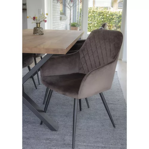 2 scaune de sufragerie Harbo, catifea, culoare maro, cu picioare negre